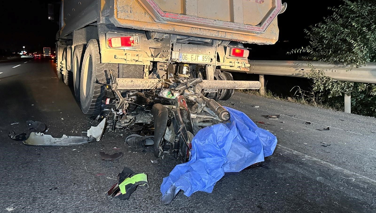 motosiklet kamyona arkadan carpti surucu hayatini kaybetti HVU87IS1