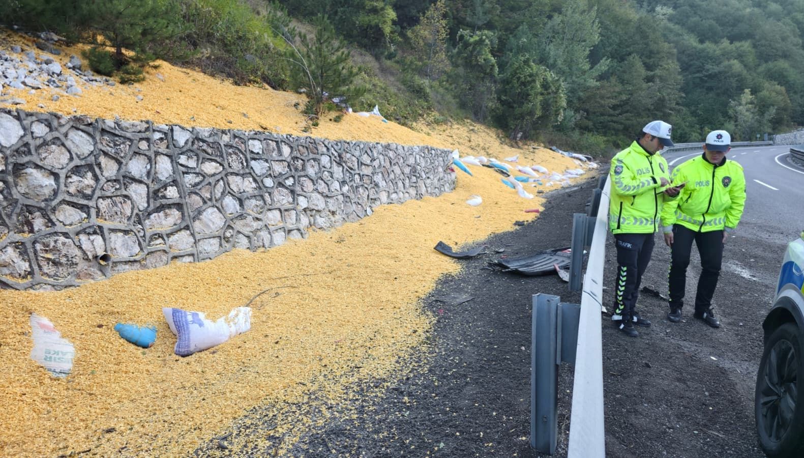 bursada hayvan yemi yuklu tir devrildi iki kisi agir yarali lcv2Kksy