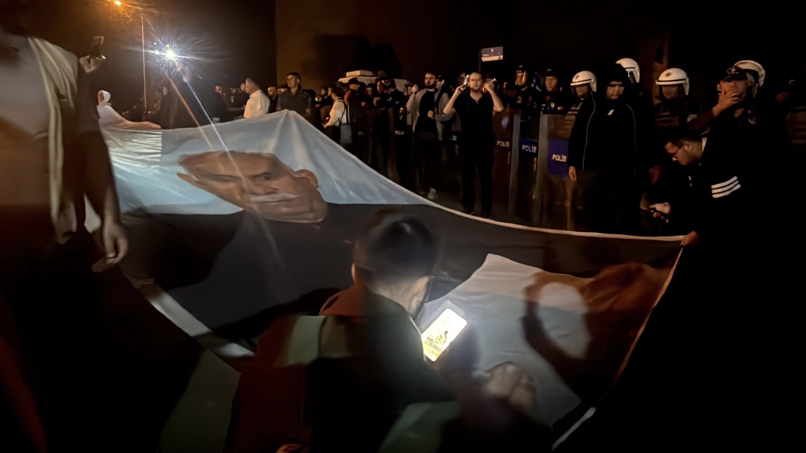 diyarbakirdaki ocalana ozgurluk yuruyusunde polise dusman dendi akp surece karsi sabotaj olarak niteledi JVCjXFs3.jpg