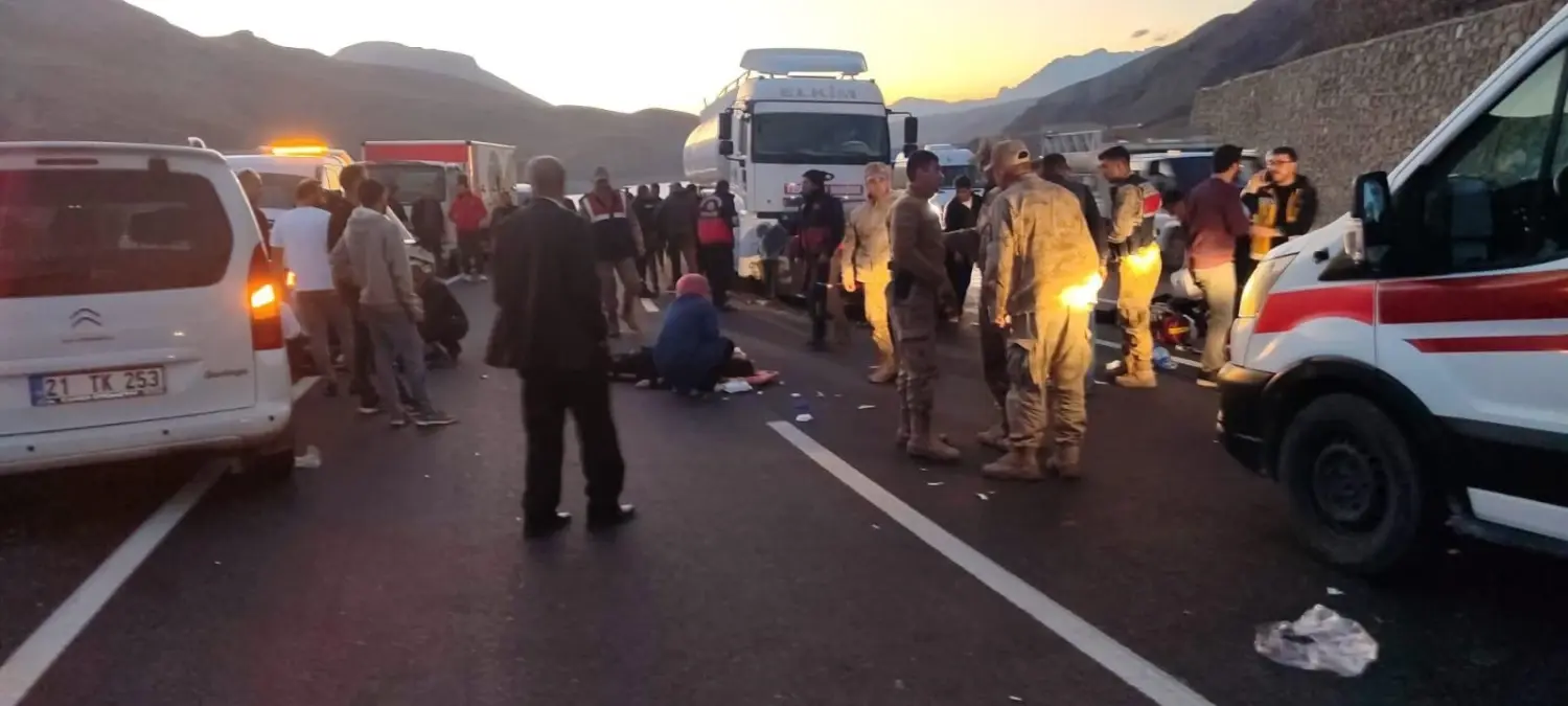 hakkaride yakit tankeri ile arac carpisti 2 olu 4 yarali u8c8Bpjh.jpg