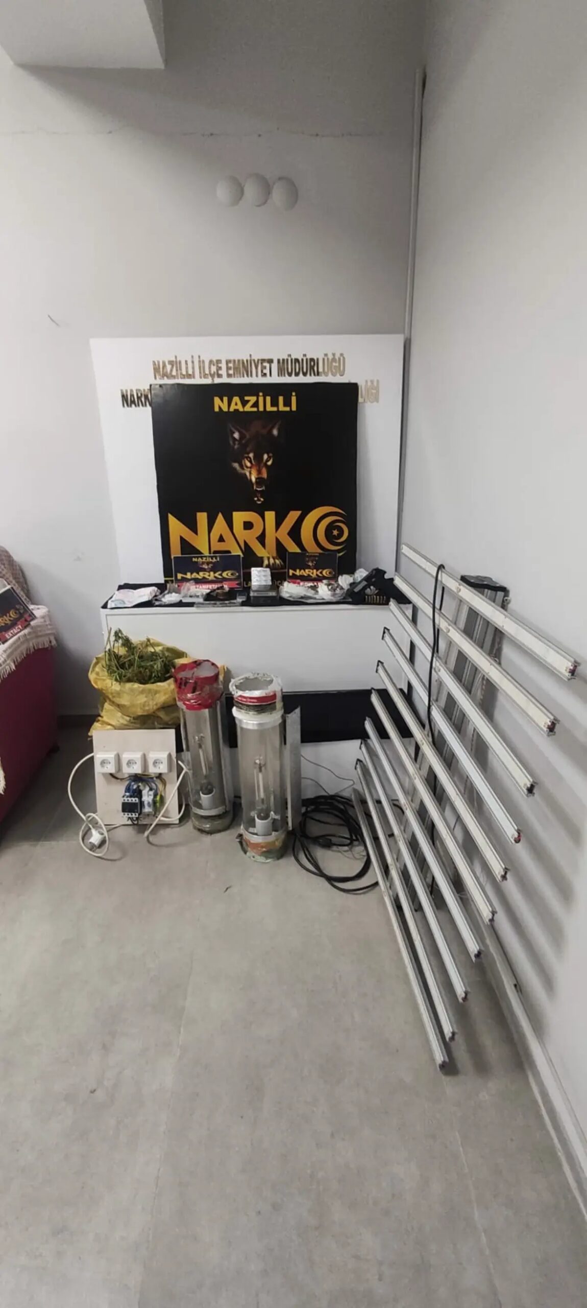 nazillide uyusturucu ve silah operasyonu YadJe7Rv.jpg