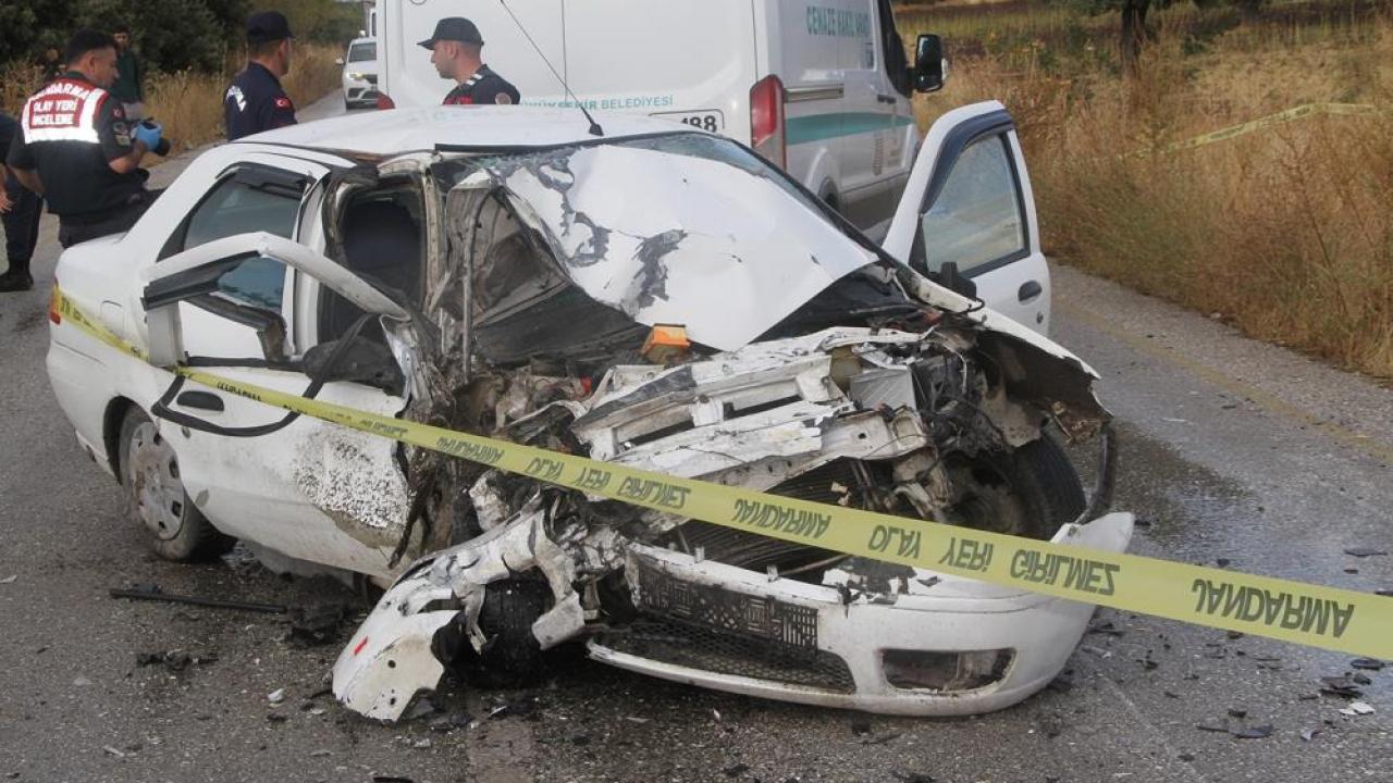 otomobille kamyonet kafa kafaya carpisti 1 olu 2 yarali HWkJK9AM