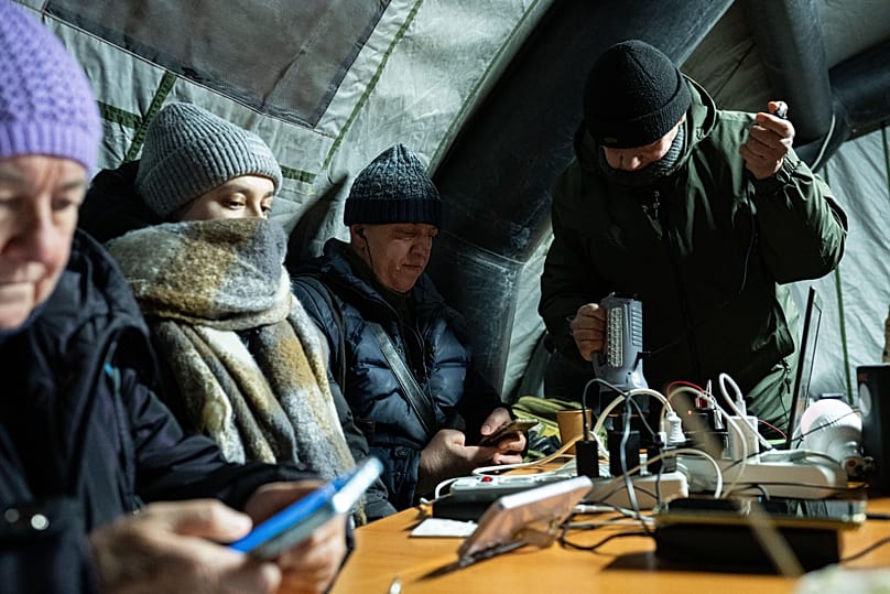 Kiev'de insanlar soğuktan korunmaya çalışıyor