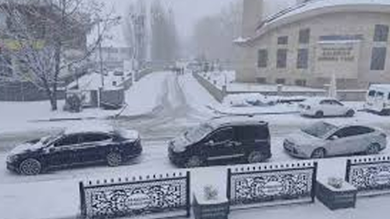 Nisan’da Kar Sürprizi: Kış Çaldıran’a Yeniden Döndü