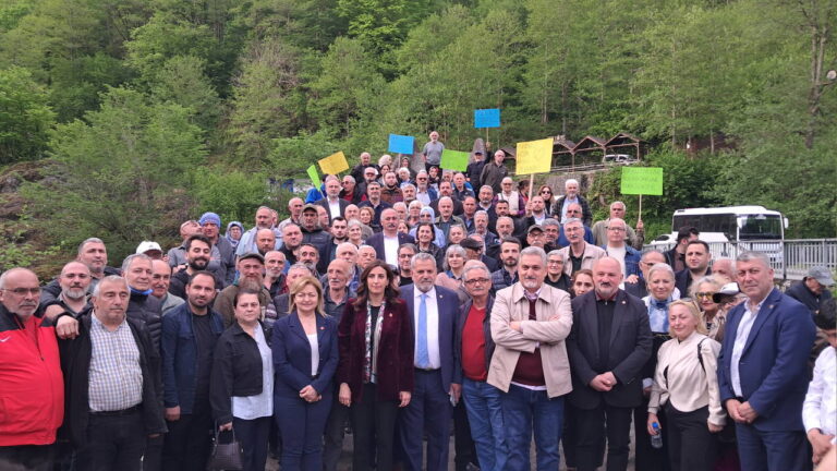arhavililer-ciftekoprude-planlanan-maden-ve-hes-projelerini-protesto-etti-AsqIH5xa