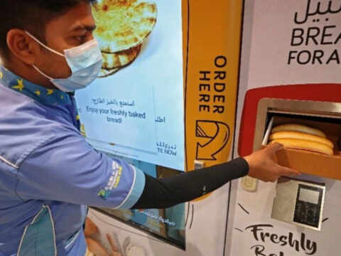 Para istemiyor 24 saat herkese ucretsiz ekmek dagitiyor Cp98iRDb